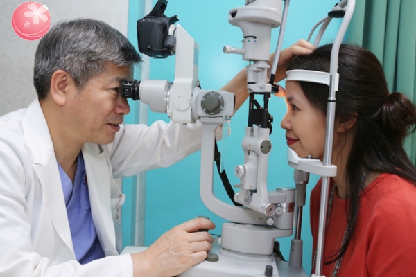Kiểm tra mắt trước phẩu thuật